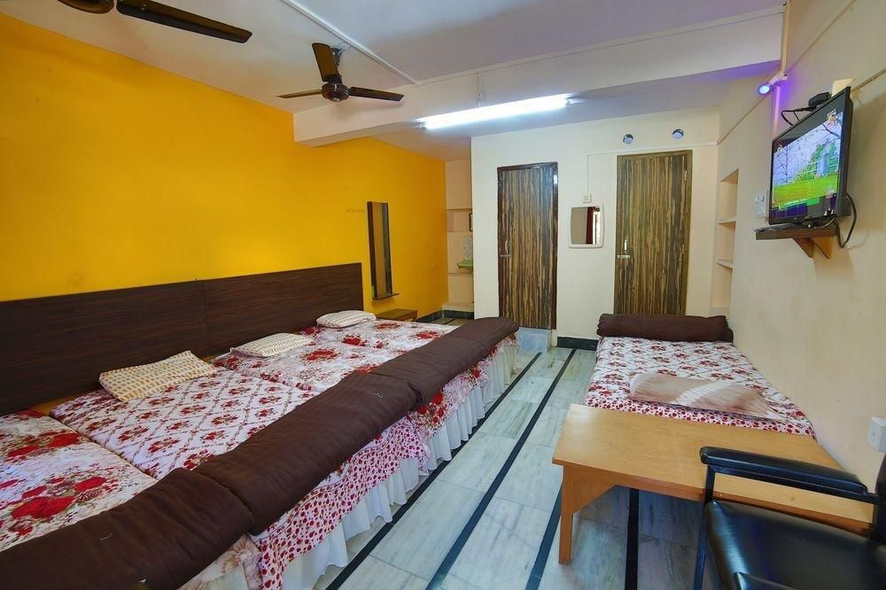 Shri Ganesh Hotel, 200 meters from Nakki Lake Deluxe Non AC Room family and couples 2