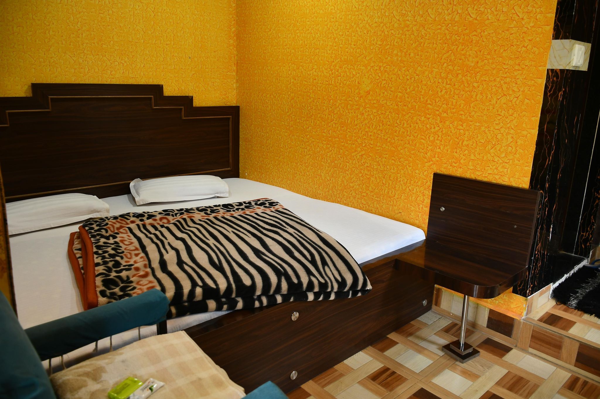 Shri Ganesh Hotel, 200 meters from Nakki Lake Deluxe Non AC Room family and couples 3