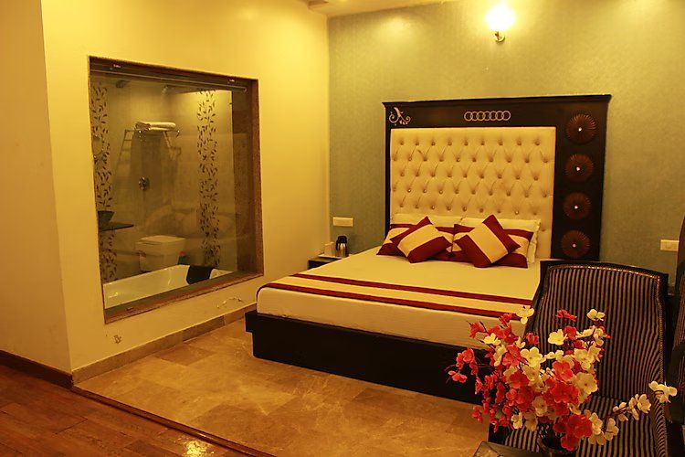 Deluxe Room with Bathtub
