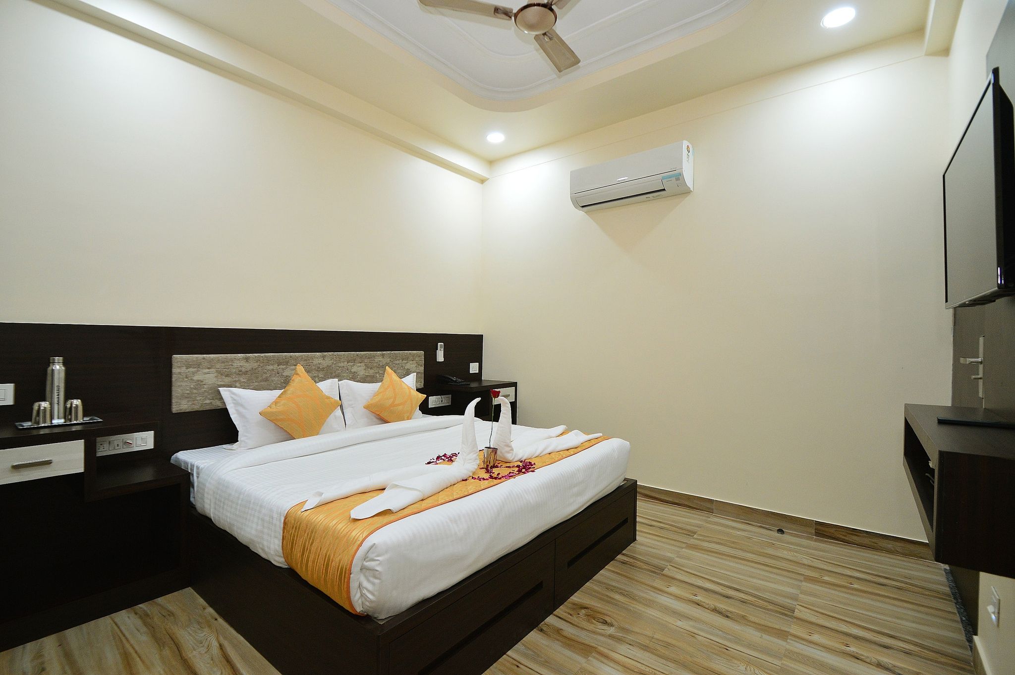 Kapish Home - All Pure Veg Deluxe Double Room 4