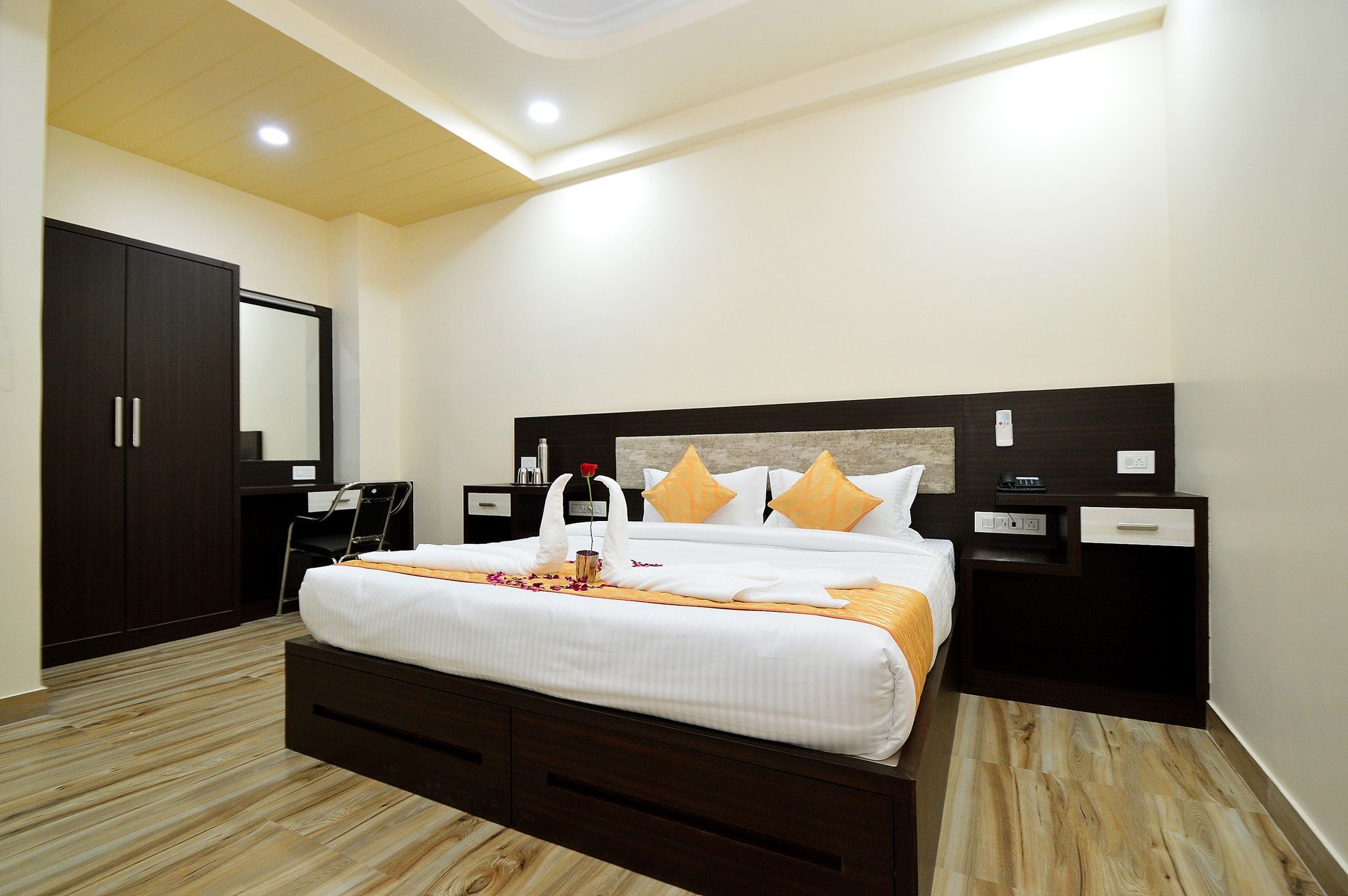 Kapish Home - All Pure Veg Deluxe Double Room 8