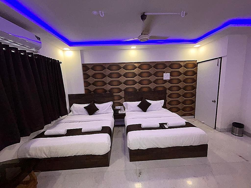 Hotel Plaza Rooms - Prabhadevi Dadar Deluxe Triple Room