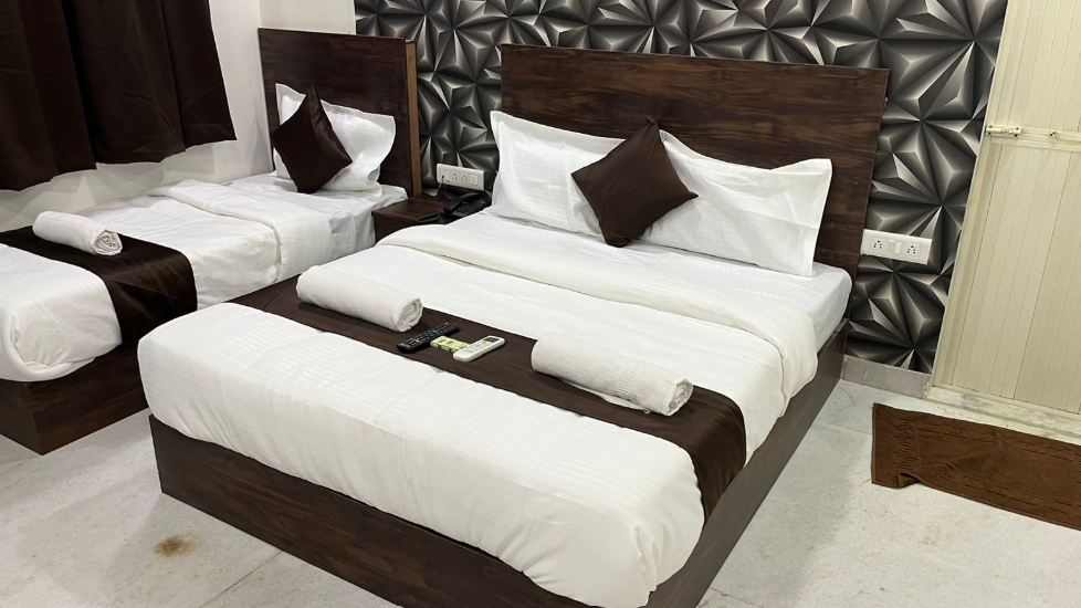 Hotel Plaza Rooms - Prabhadevi Dadar