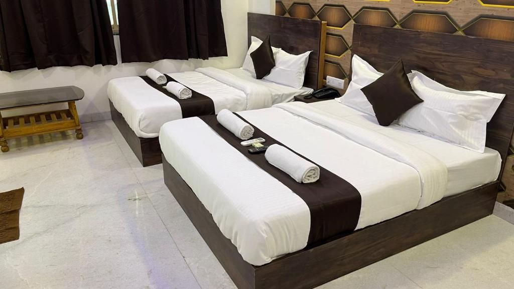 Hotel Plaza Rooms - Prabhadevi Dadar Duplex Quadruple Room