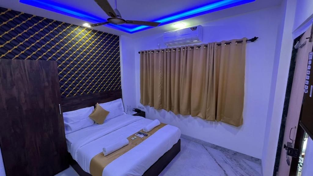 Hotel Plaza Rooms - Prabhadevi Dadar Deluxe Double Room