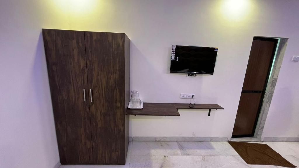 Hotel Plaza Rooms - Prabhadevi Dadar Deluxe Triple Room 4