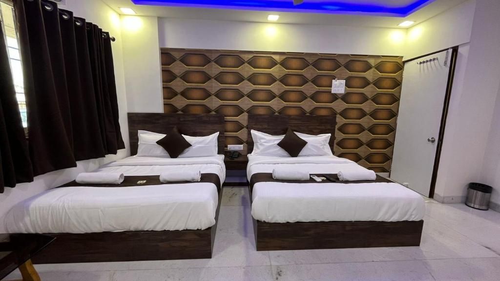 Hotel Plaza Rooms - Prabhadevi Dadar Deluxe Triple Room 3