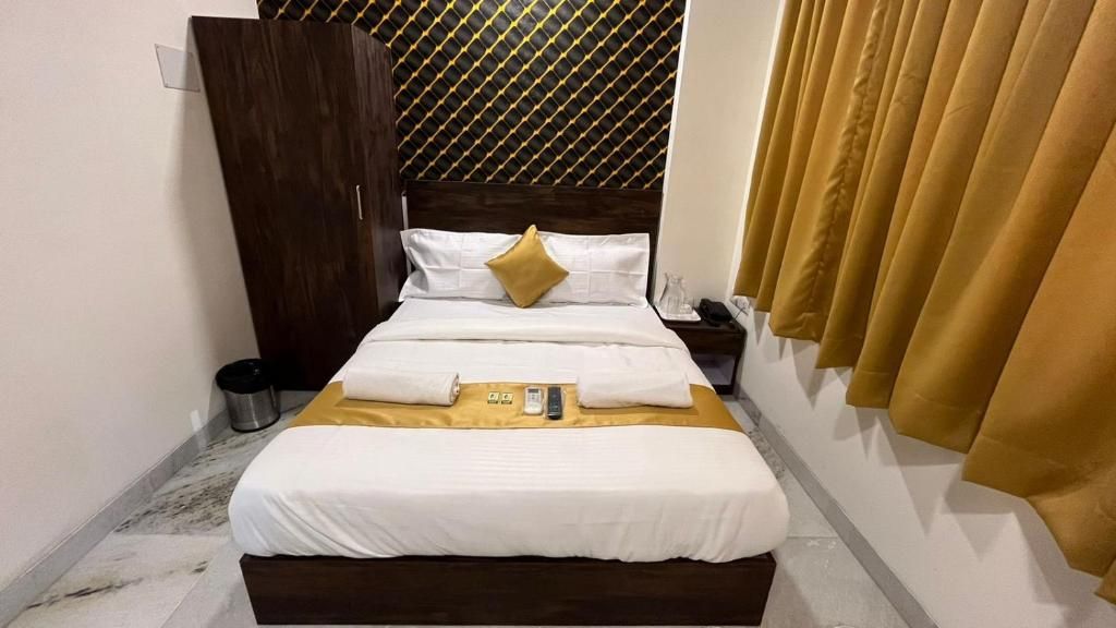 Hotel Plaza Rooms - Prabhadevi Dadar Deluxe Double Room 2
