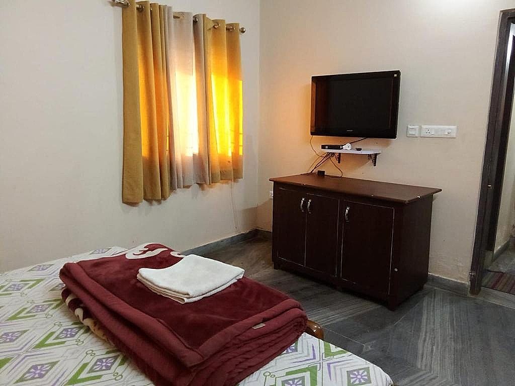 STAYMAKER Ganapati Guest House Standard King Room 6