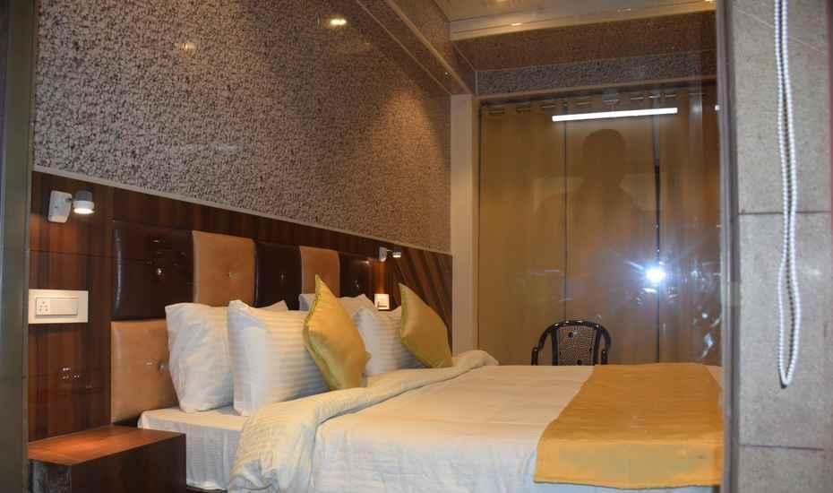 Hotel Kings Regency Deluxe Room 4