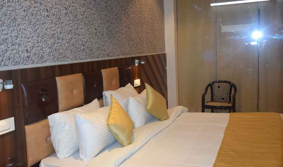 Hotel Kings Regency Deluxe Room