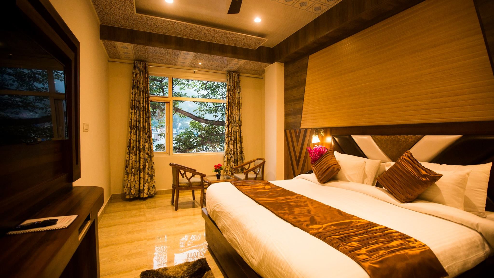 Hotel Kings Regency Luxury Room 4