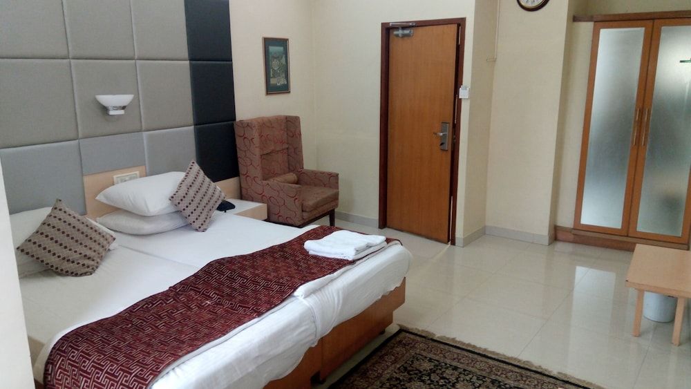 Bentley Hotel, Marine Drive Deluxe Rooms 11
