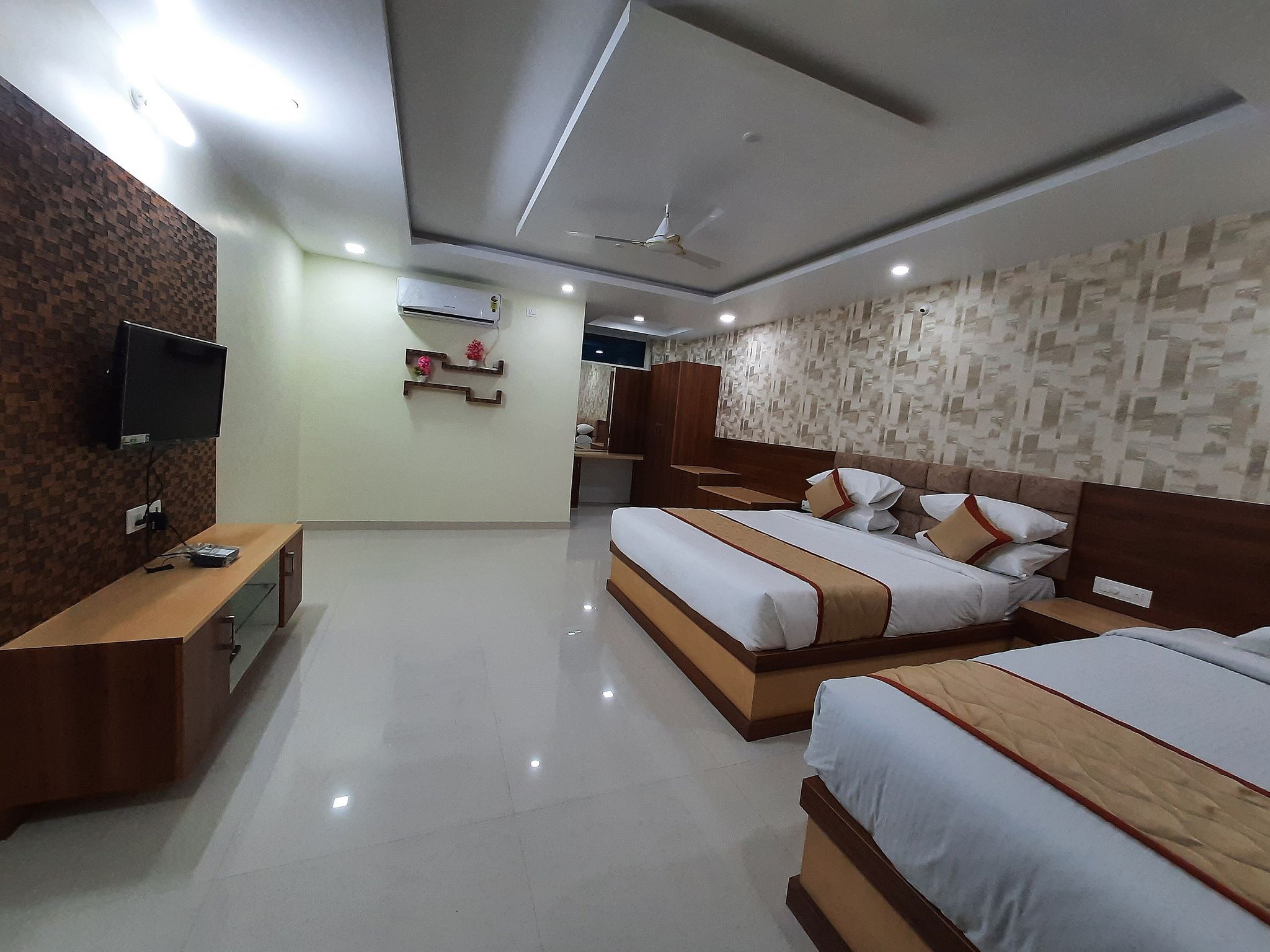 Hotel 8th Mile Suites - Duplicate Executive Triple Bed Room