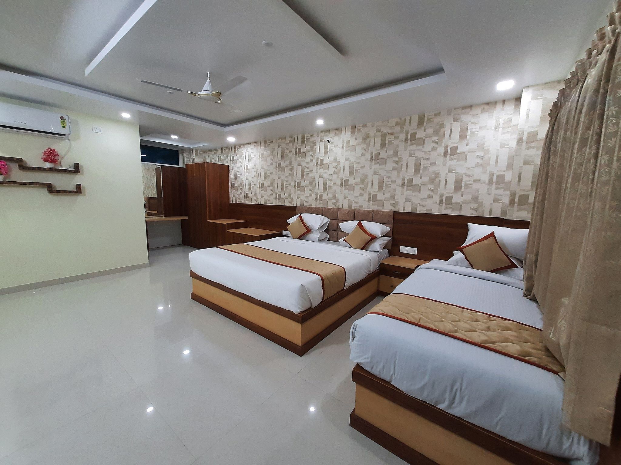 Hotel 8th Mile Suites - Duplicate Executive Triple Bed Room 2