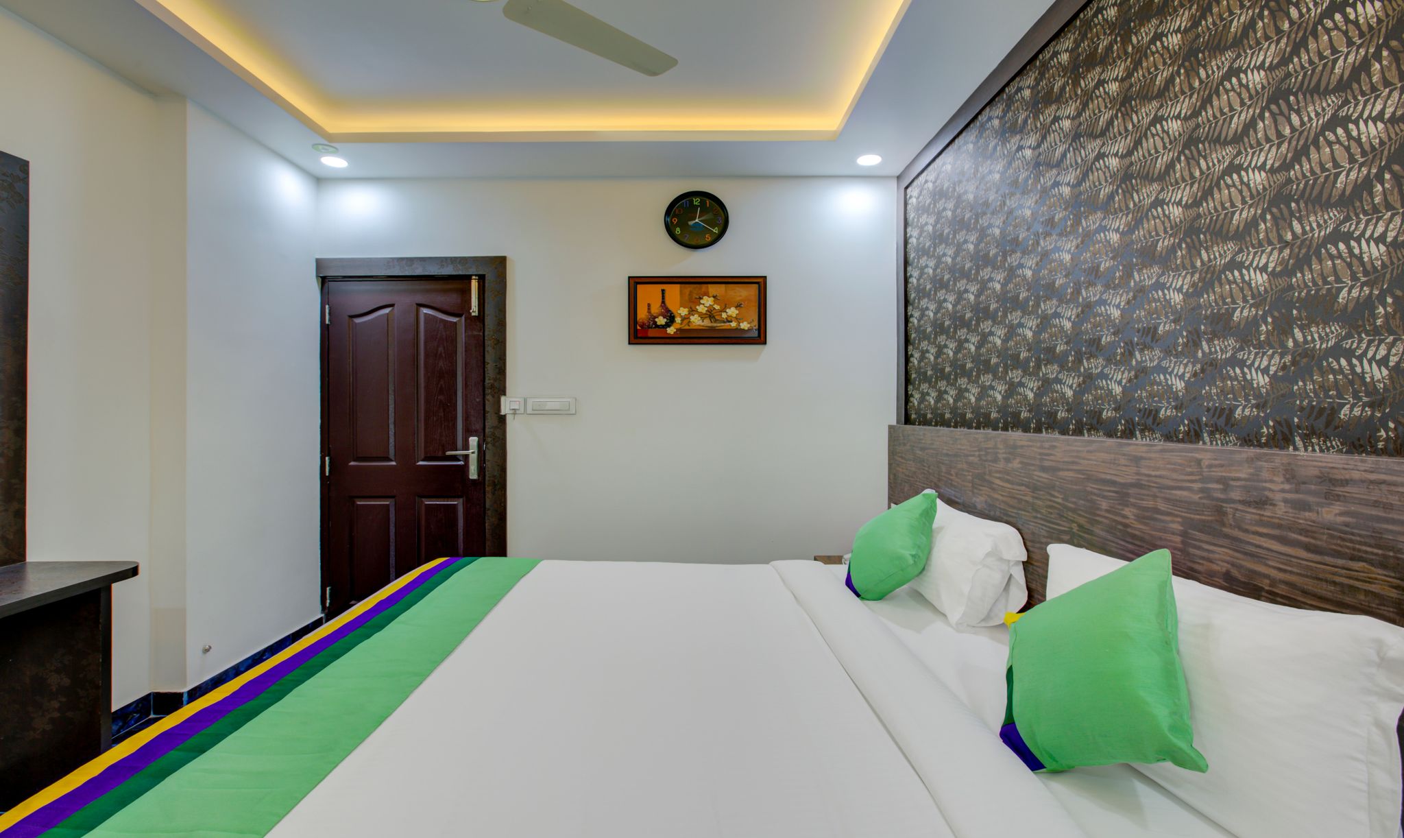 Treebo Love Shore Residency, Near Lakeshore Hospital Standard Double Room 4