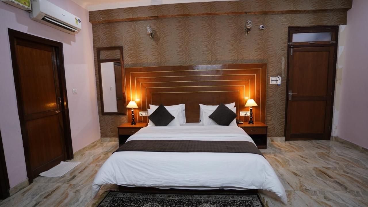 HR Dukes Den Resort Deluxe Room 2