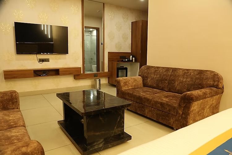 Hotel Holiston Luxury Double Bed Room 7