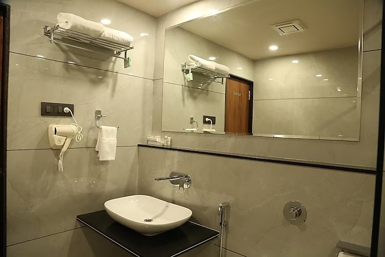 Hotel Holiston Luxury Double Bed Room 6