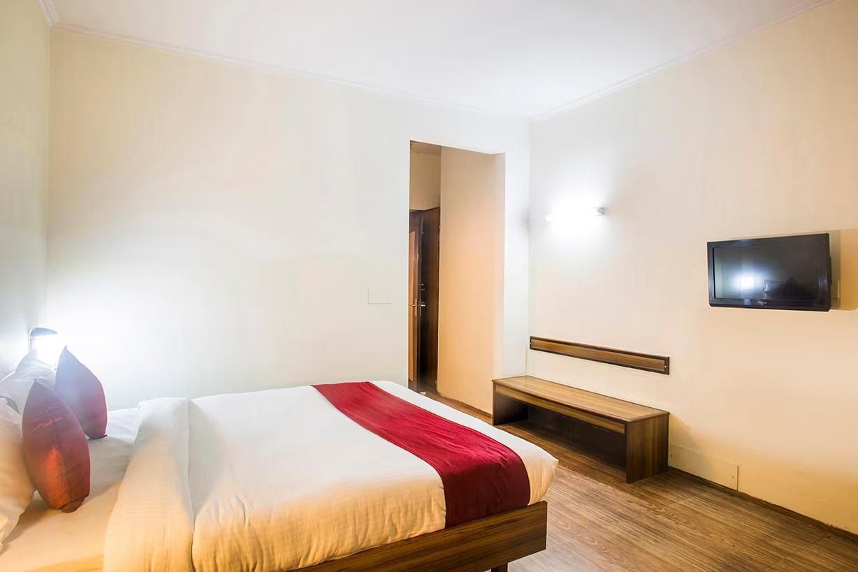 Hotel Dwarka Park Deluxe King Room 3