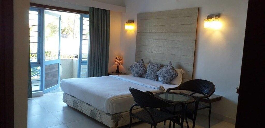 Hummingbird Resort Deluxe Room (Back side forest view, Second Floor) 3