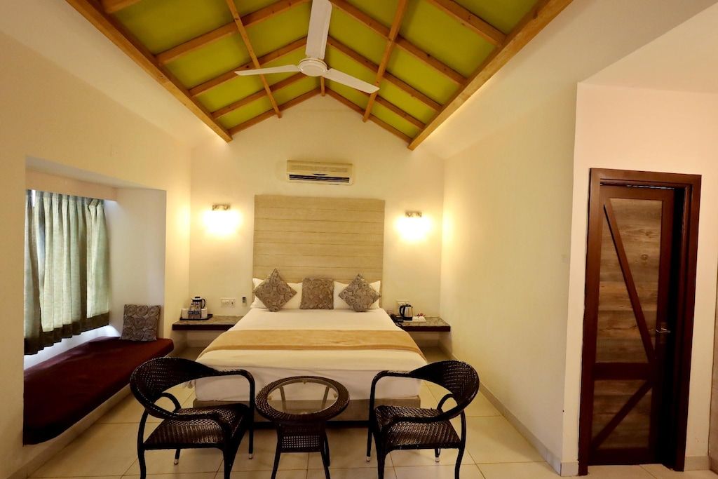 Hummingbird Resort Deluxe Room (Back side forest view, Second Floor) 5