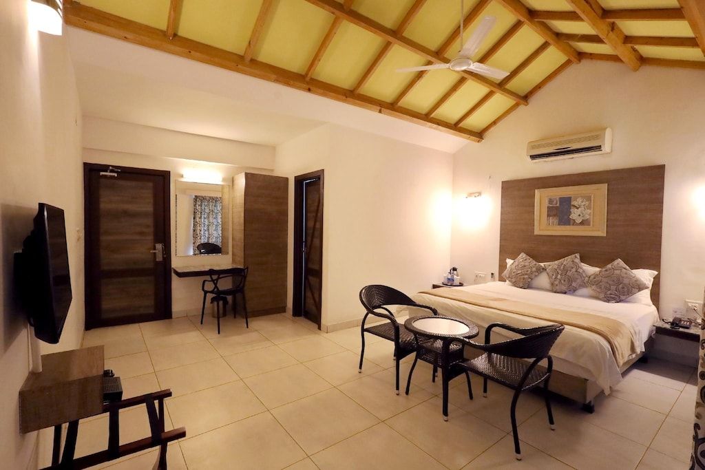 Hummingbird Resort Deluxe Room (Back side forest view, Second Floor) 4