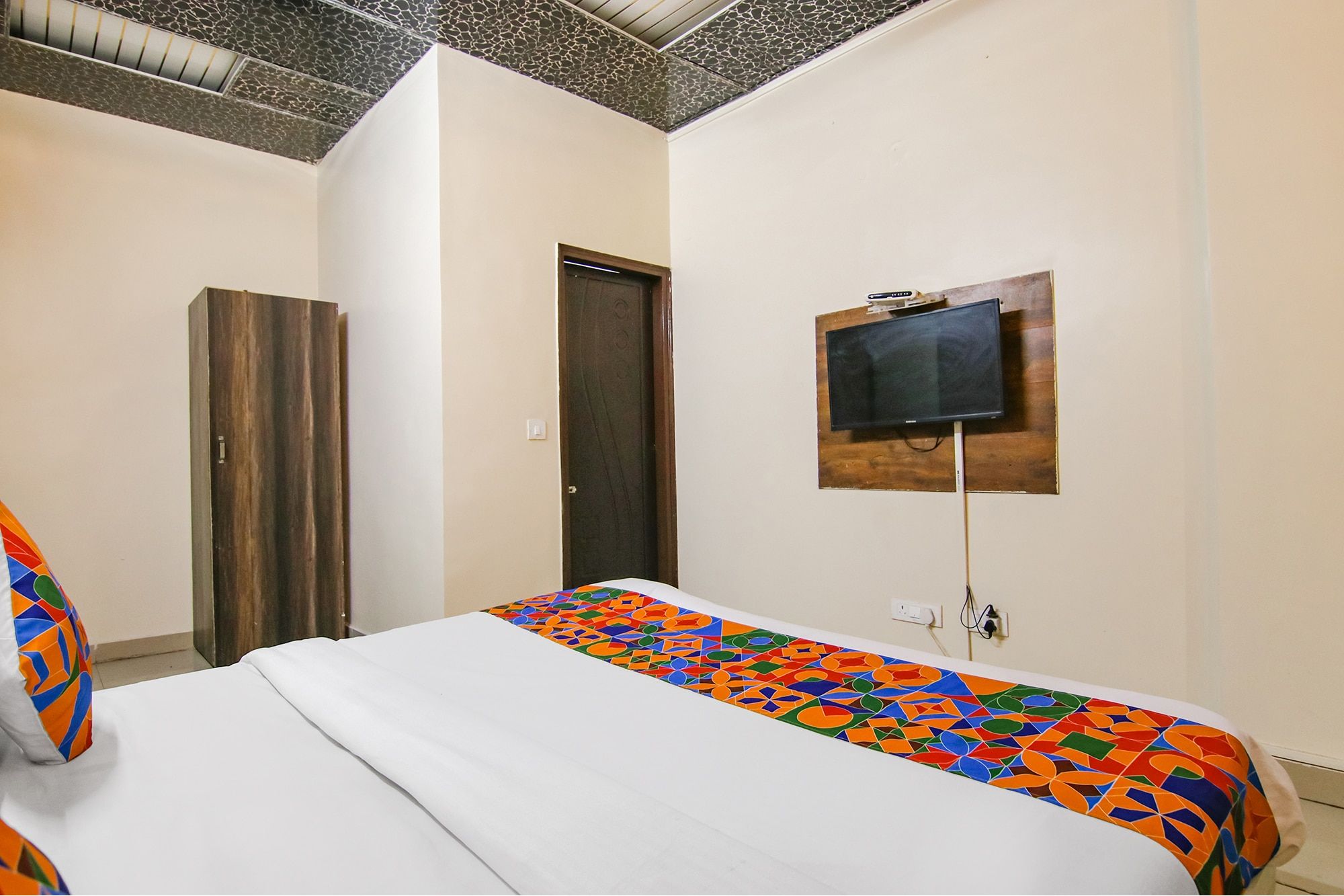 Via HC King Deluxe Room 6