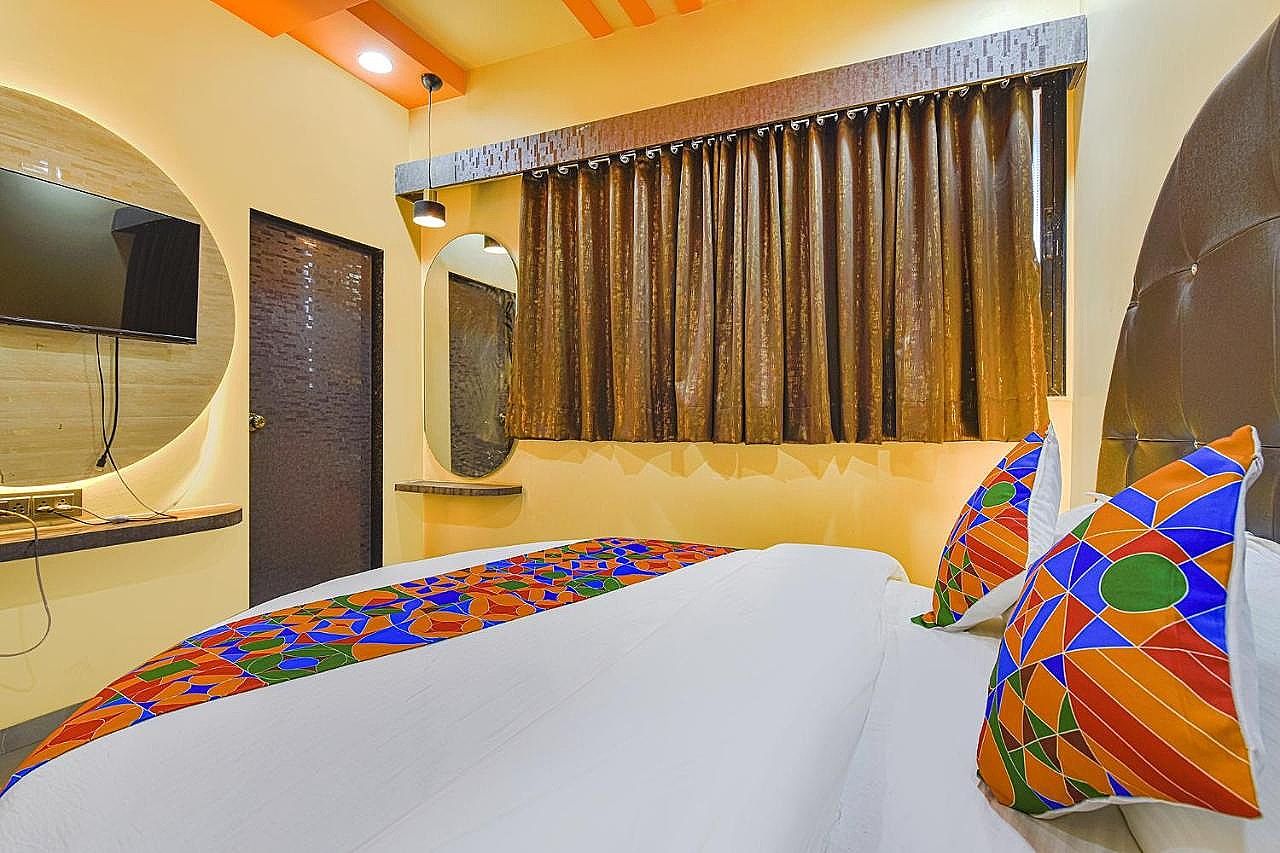 FabHotel Max Inn - Inside Himalaya Square Deluxe Room 2