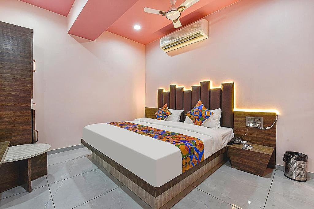 FabHotel Max Inn - Inside Himalaya Square Deluxe Room 6