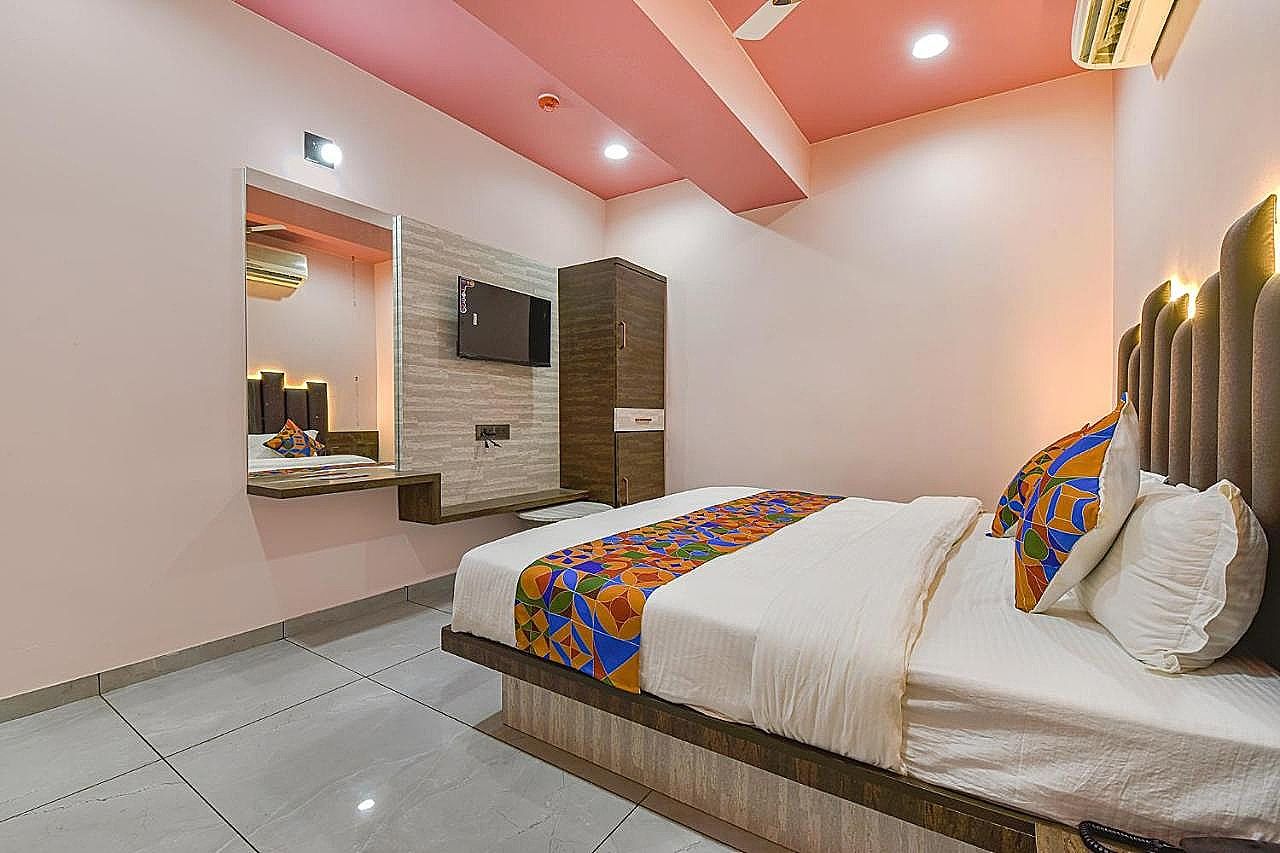 FabHotel Max Inn - Inside Himalaya Square Deluxe Room 5