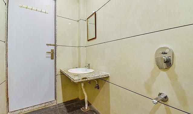 FabHotel Diamond I Deluxe Room 4