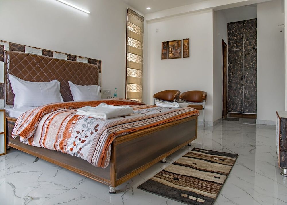 Grand Kasauli Luxury Room 12