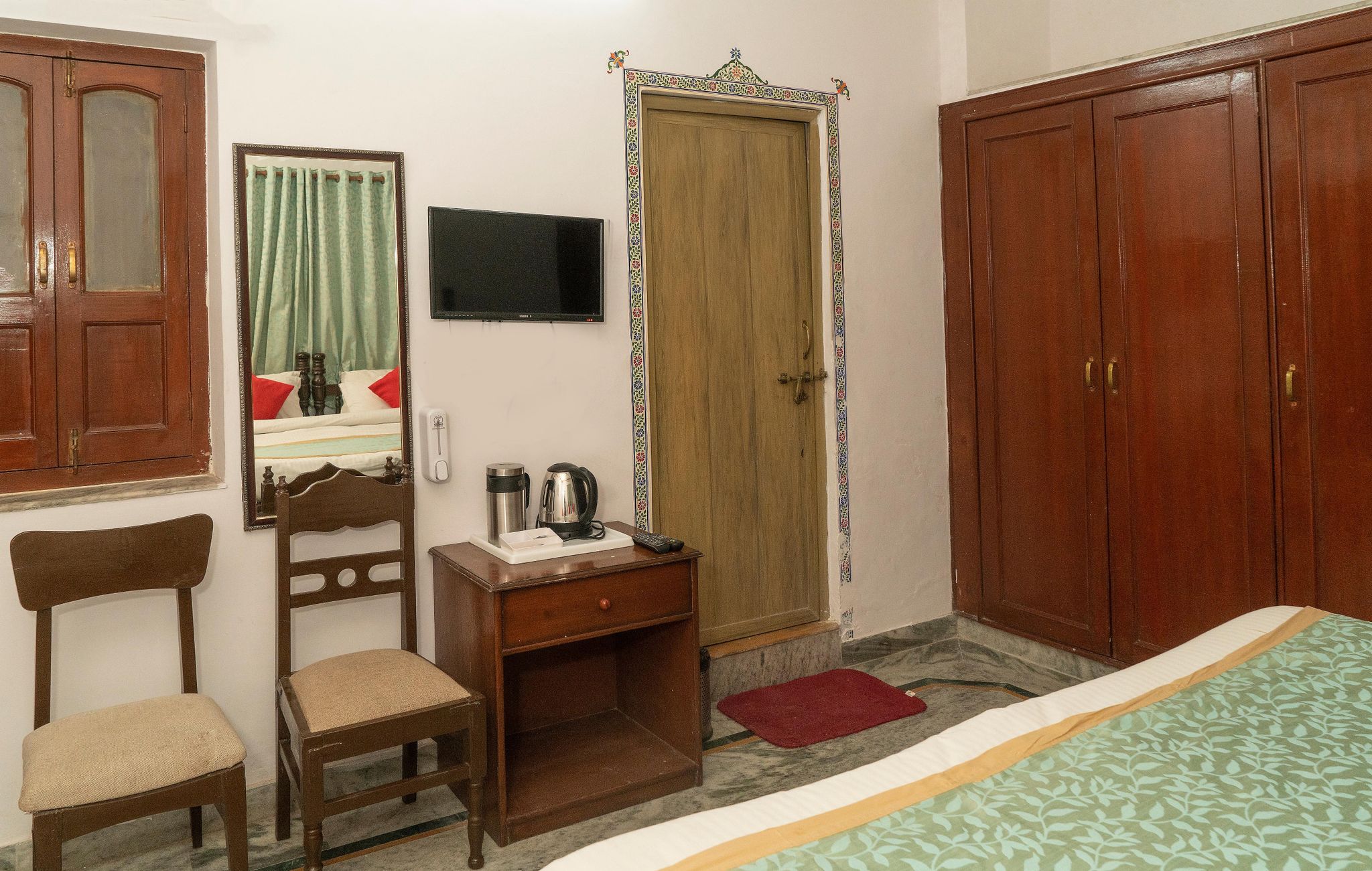 Pine Haveli Super Deluxe Room with Bathtub 9