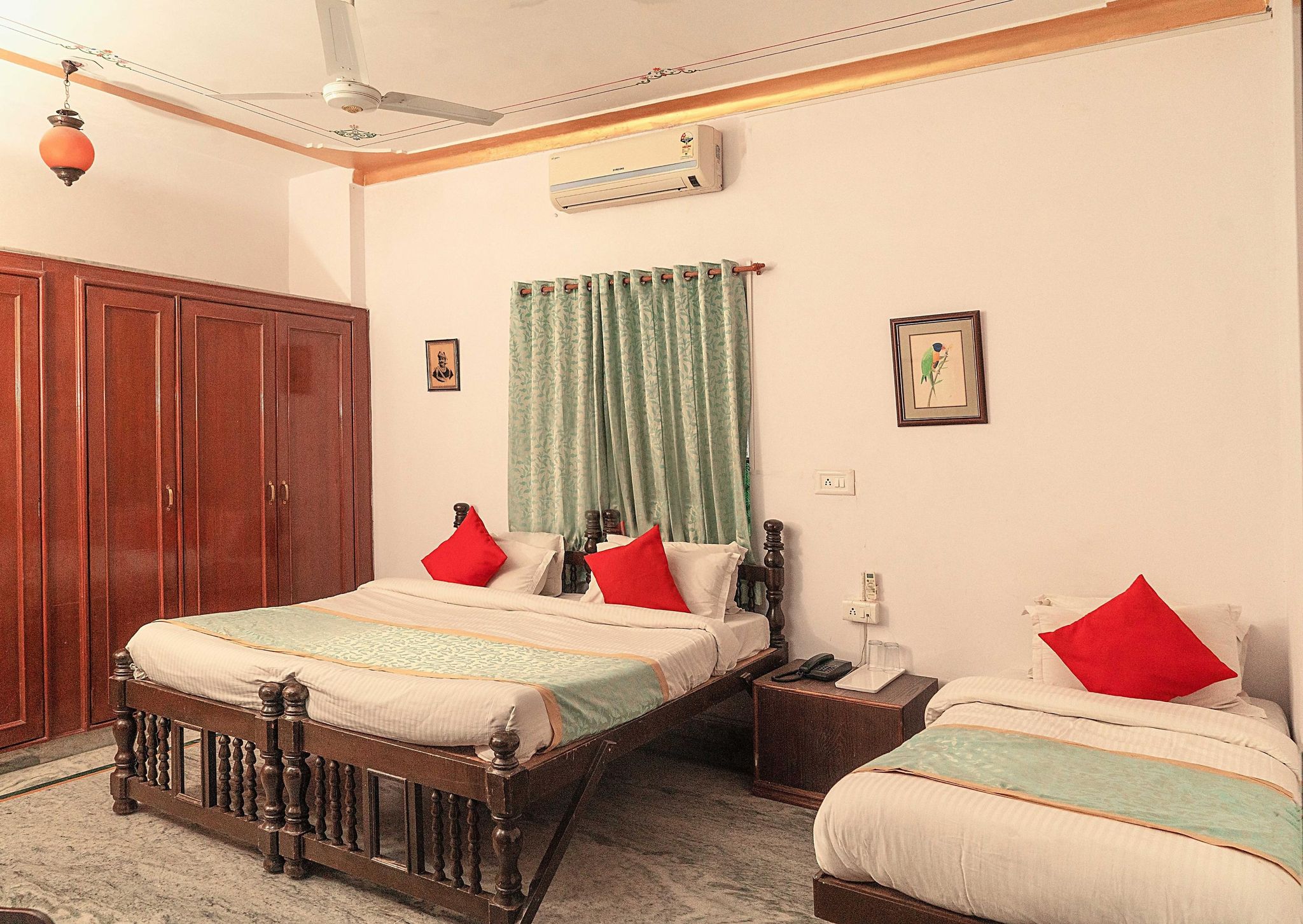 Pine Haveli Super Deluxe Room with Bathtub 2