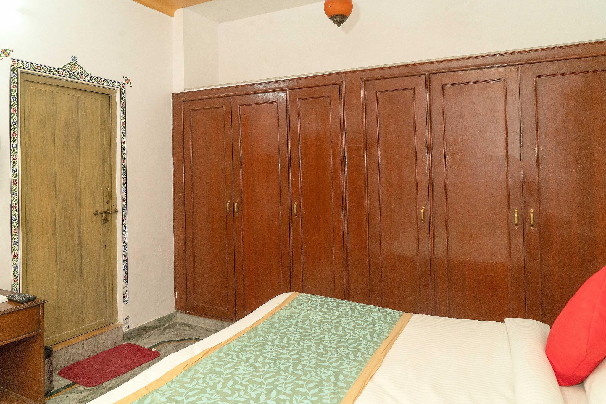 Pine Haveli Super Deluxe Room with Bathtub 8
