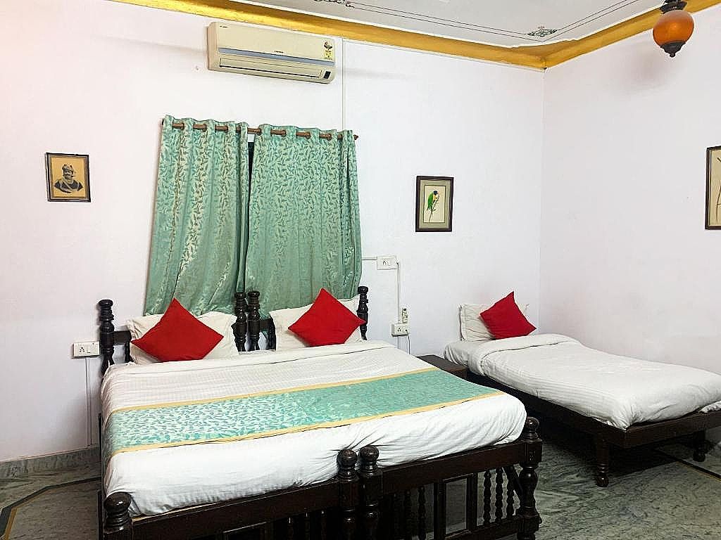 Pine Haveli Super Deluxe Room with Bathtub