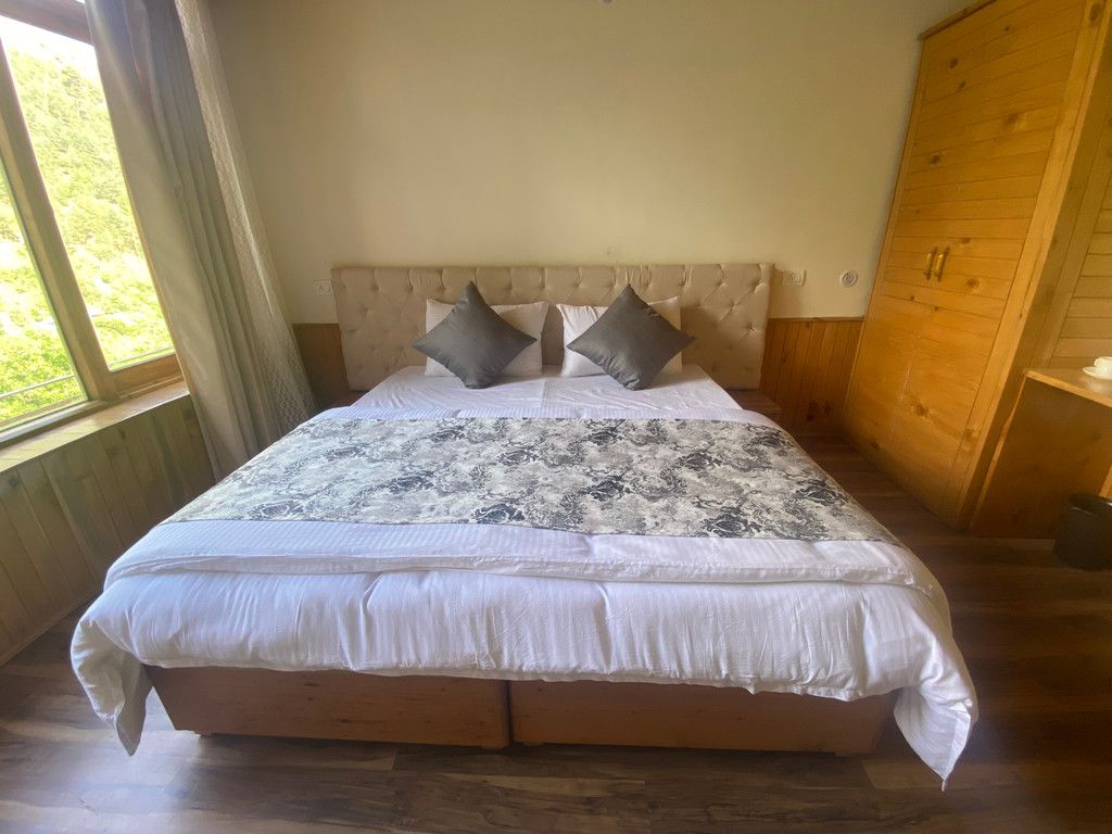 House of Sharon THE DHAULADHAR DELUXE SUITE 3