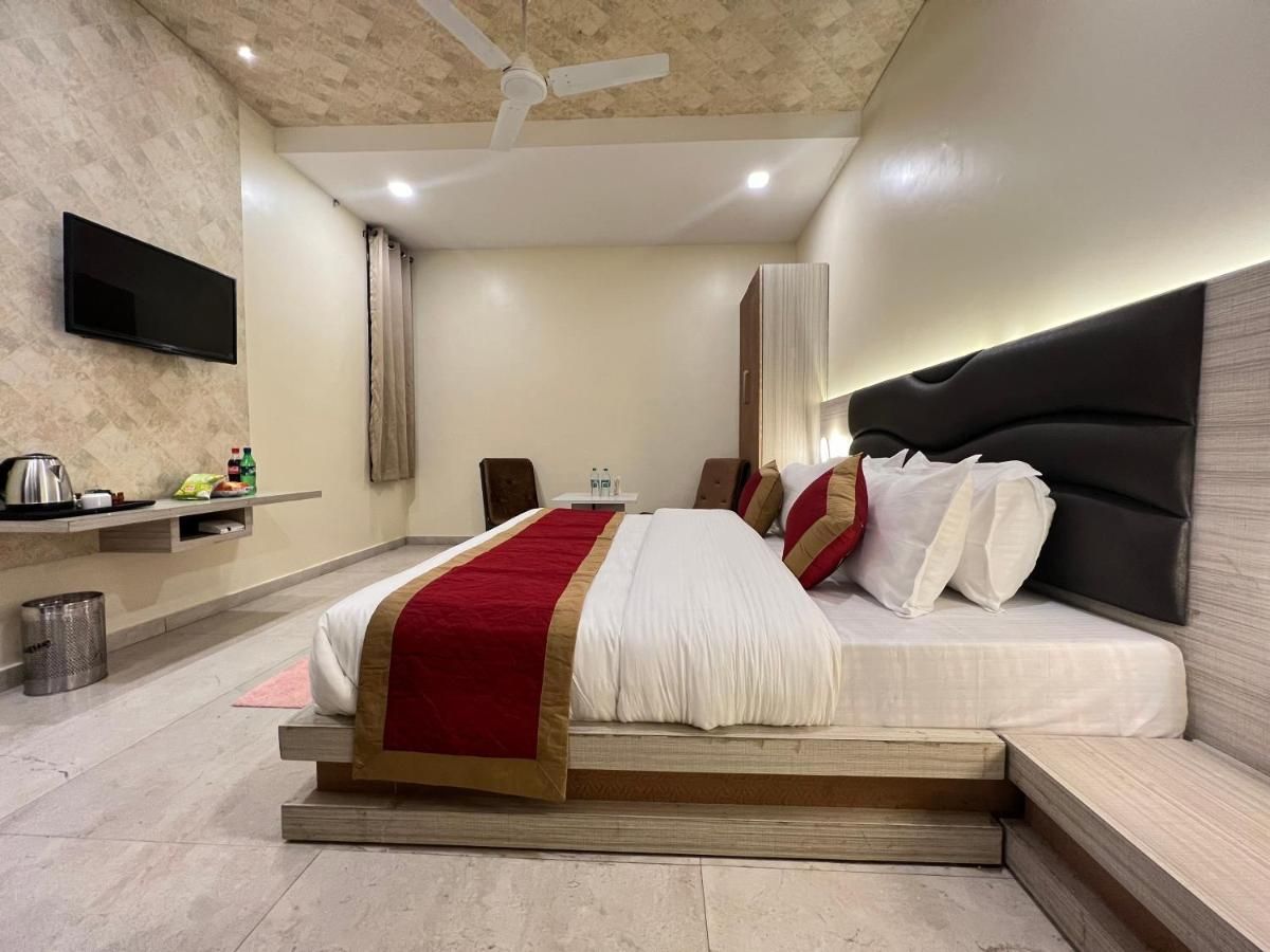 Hotel White Orchid Deluxe Room 6