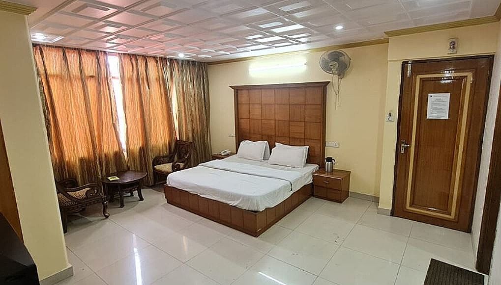 Hotel New Cosmos - The Mall Road Deluxe Room 5