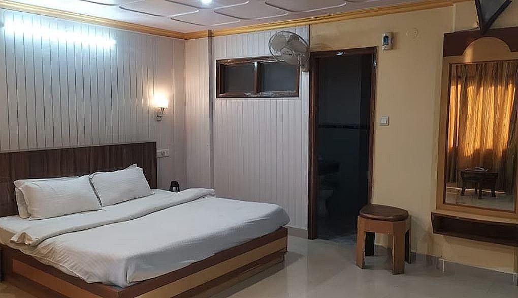 Hotel New Cosmos - The Mall Road Deluxe Room 7