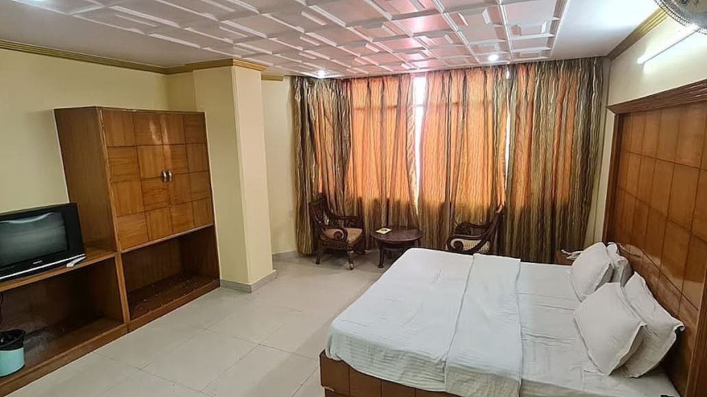 Hotel New Cosmos - The Mall Road Deluxe Room 9