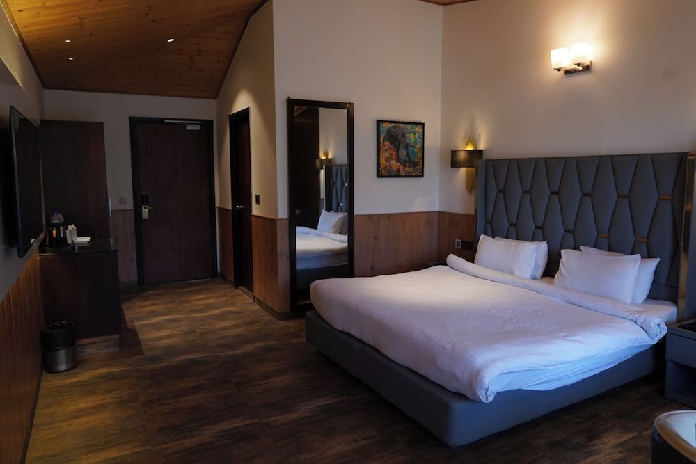 Kasauli Hills Resorts Deluxe Room Valley Facing 11