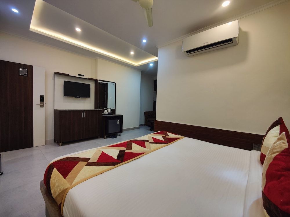 Hotel Mandi Heights | Bar, Fine Dining & Banquet Hall Deluxe Room 9