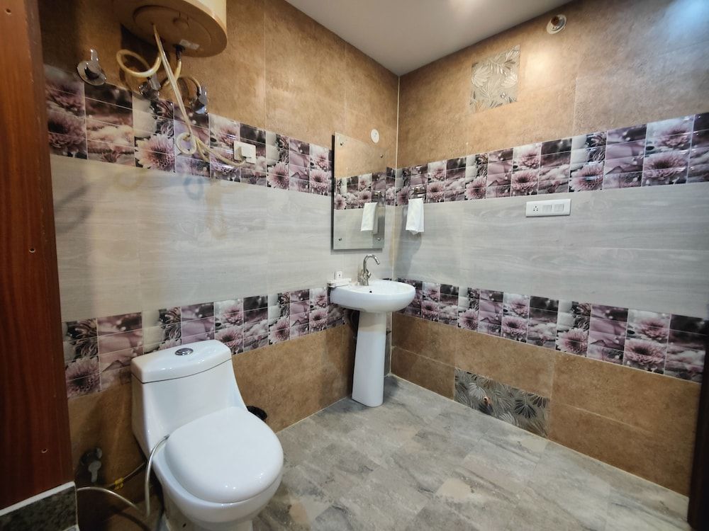 Hotel Mandi Heights | Bar, Fine Dining & Banquet Hall Deluxe Room 13