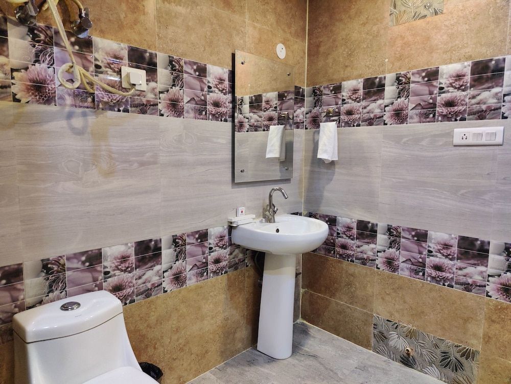 Hotel Mandi Heights | Bar, Fine Dining & Banquet Hall Deluxe Room 12