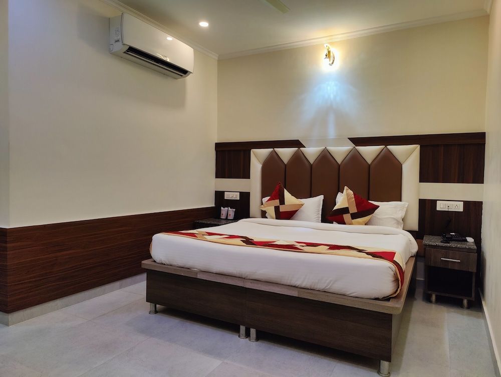 Hotel Mandi Heights | Bar, Fine Dining & Banquet Hall Deluxe Room 6