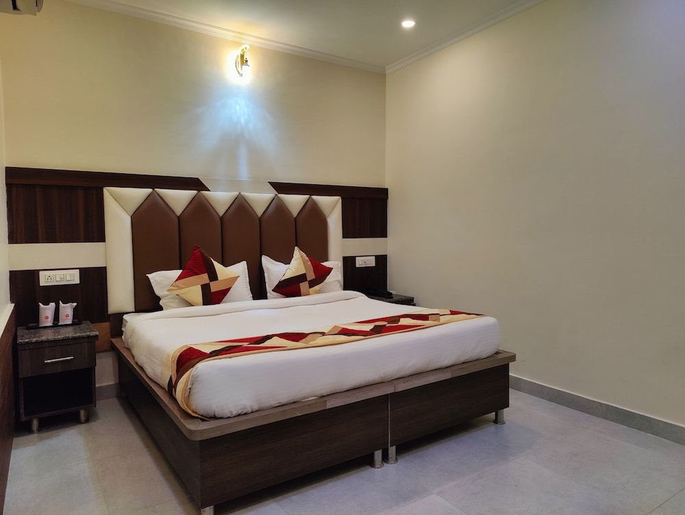 Hotel Mandi Heights | Bar, Fine Dining & Banquet Hall Deluxe Room 10