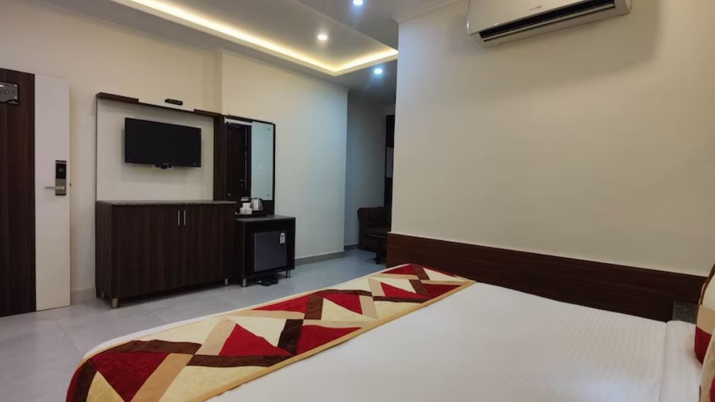 Hotel Mandi Heights | Bar, Fine Dining & Banquet Hall Deluxe Room 4