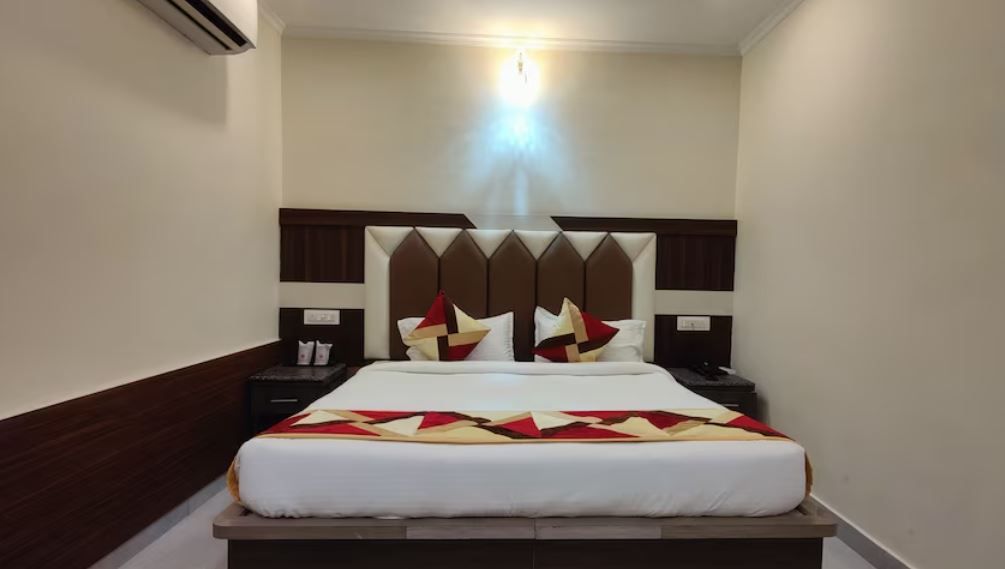 Hotel Mandi Heights | Bar, Fine Dining & Banquet Hall Deluxe Room 2